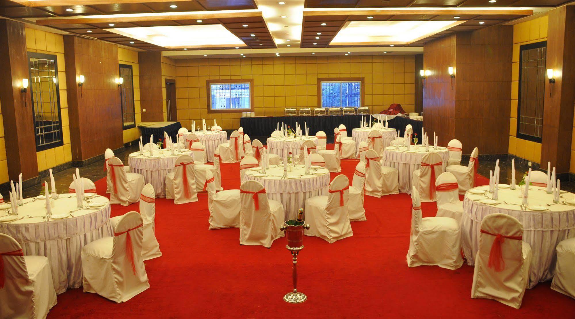 นลปัท โฮเทล บังกาลอร์ อินเตอร์เนชั่นแนล - บริหารงานโดยโอลีฟ Hotel ภายนอก รูปภาพ